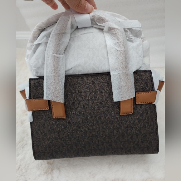 ❤️NEW MICHAEL MICHAEL KORSCarmen Small Logo and Leather Belted Satchel - Picture 4 of 13